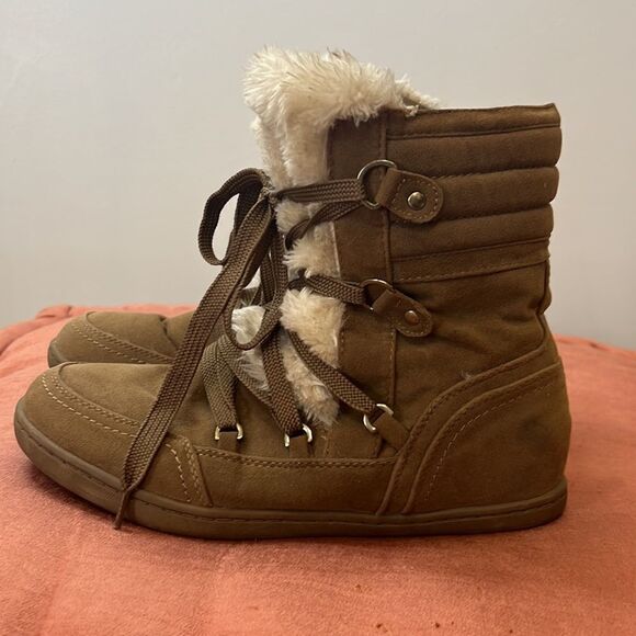 Guess Brown Sueded Lace Up Boots with Faux Fur Trim - Size 8.5 - Picture 3 of 10